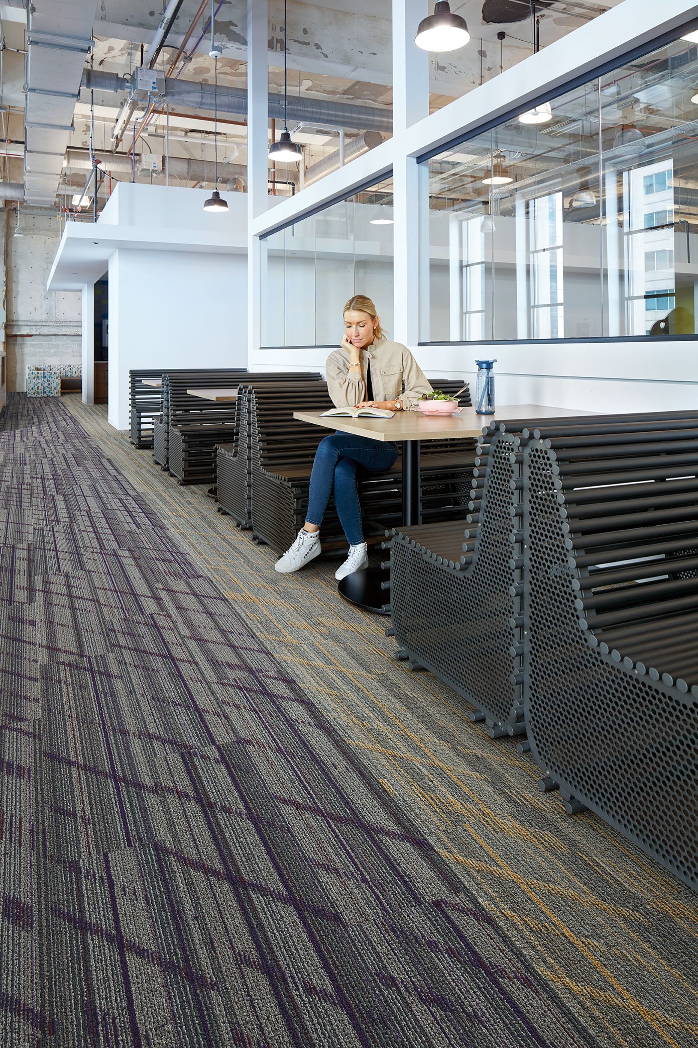 Interface Luminescent plank carpet tile in cafe area with woman seated at table numéro d’image 1